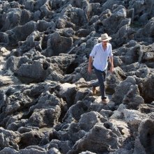 In grazia di Dio: Edoardo Winspeare passeggia sulle rocce sul set del film