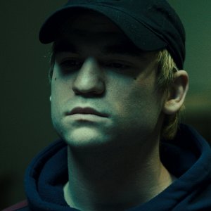 L'impostore: Adam O'Brian in una scena