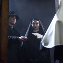 Supernatural: Gil McKinney con Alaina Huffman in una scena dell'episodio Mother's Little Helper