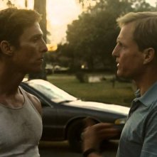 True Detective: Matthew McConaughey e Woody Harrleson durante una scena dell'episodio The Locked Room