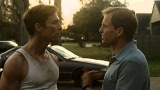 True Detective: Matthew McConaughey e Woody Harrleson durante una scena dell'episodio The Locked Room