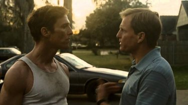 True Detective: Matthew McConaughey e Woody Harrleson durante una scena dell'episodio The Locked Room