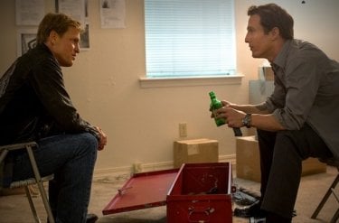 True Detective: Matthew McConaughey e Woody Harrleson una scena dell'episodio Who Goes There?