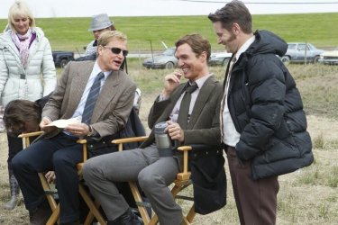 True Detective: Mattew McCoanughey, Shea Whigham e Woody Harrleson sul set dell'episodio The Locked Room