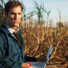 True Detective: Matthew McConaughey e sullo sfondo Woody Harrelson nell'episodio The Long Bright Dark