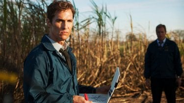 True Detective: Matthew McConaughey e sullo sfondo Woody Harrelson nell'episodio The Long Bright Dark