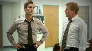 True Detective: Woody Harrelson insieme a Matthew McConaughey nell'episodio The Long Bright Dark