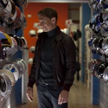 Nottetempo: Giorgio Pasotti in un negozio di attrezzature per motociclisti in una scena del film