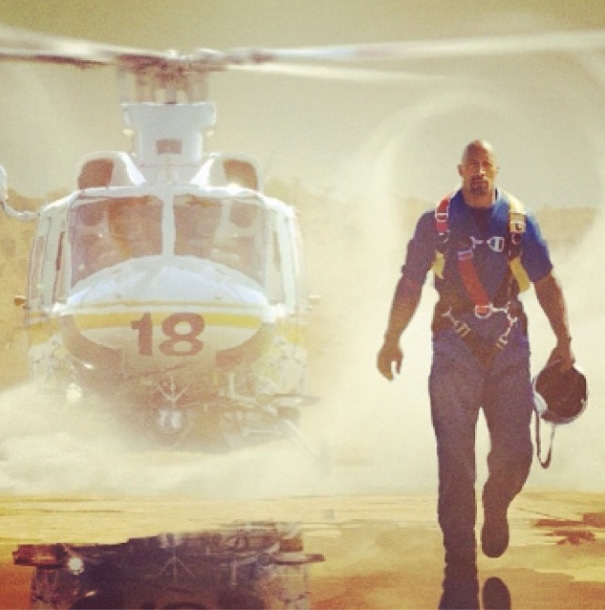 San Andreas: 3D - Ecco Dwayne Johnson di fianco a un elicottero