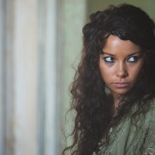 Black Sails: Jessica Parker Kennedy in una scena del secondo episodio della prima stagione