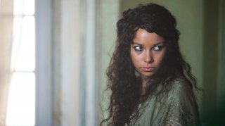 Black Sails: Jessica Parker Kennedy in una scena del secondo episodio della prima stagione