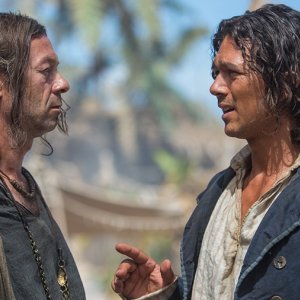 Black Sails: Luke Arnold in una scena del primo episodio della serie