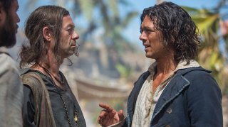 Black Sails: Luke Arnold in una scena del primo episodio della serie