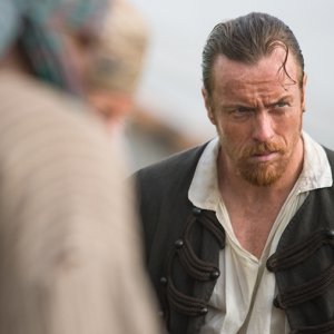 Black Sails: Toby Stephens in una scena del primo episodio della serie
