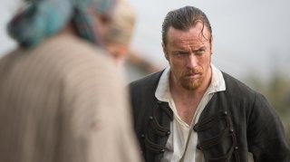 Black Sails: Toby Stephens in una scena del primo episodio della serie