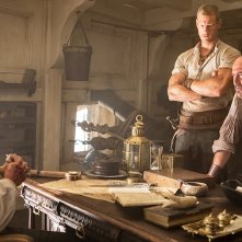 Black Sails: Toby Stephens, Tom Hopper e Mark Ryan in una scena del secondo episodio della prima stagione