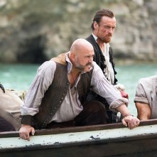 Black Sails: Tom Hopper e Mark Ryan in una scena del secondo episodio della prima stagione