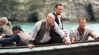 Black Sails: Tom Hopper e Mark Ryan in una scena del secondo episodio della prima stagione
