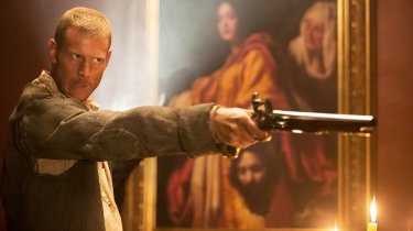 Black Sails: Tom Hopper una scena del primo episodio della serie