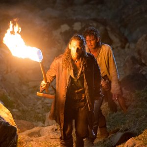 Black Sails: Zack McGowan e Toby Schmitz in una scena del secondo episodio della prima stagione