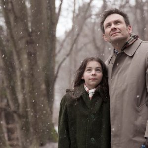 Nymphomaniac - Volume 2: Christian Slater in una scena con la piccola Ananya Berg