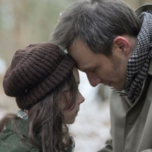 Nymphomaniac - Volume 1: Christian Slater in una scena del film con la piccola Ananya Berg