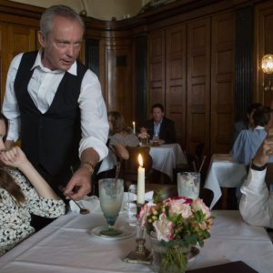 Nymphomaniac - Volume 1: Shia LaBeouf con Udo Kier e Stacy Martin in una scena