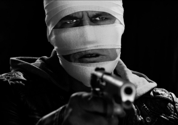Sin City - Una donna per cui uccidere: un primo piano di Josh Brolin bendato dopo l'intervento chirurgico