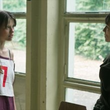 The Nymphomaniac - Part 1: Charlotte Gainsbourg con Mia Goth in una scena del film