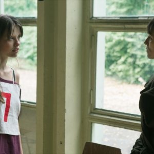 The Nymphomaniac - Part 1: Charlotte Gainsbourg con Mia Goth in una scena del film