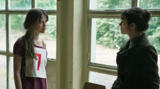 The Nymphomaniac - Part 1: Charlotte Gainsbourg con Mia Goth in una scena del film