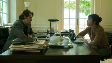 Nymphomaniac - Volume 2: Charlotte Gainsbourg insieme a Willem Dafoe in una scena del film