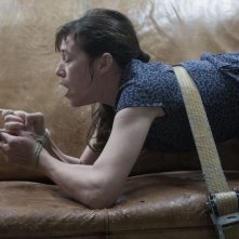 The Nymphomaniac - Part 1: Charlotte Gainsbourg legata al divano in una scena del film
