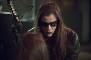 Arrow: Jessica de Gouw durante una scena dell'episodio Birds of Prey
