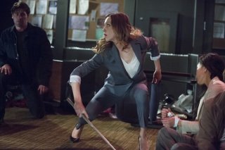Arrow: Katie Cassidy in una scena dell'episodio Birds of Prey della seconda stagione