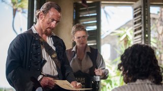 Black Sails: Hannah New con Toby Stephens in una scena del terzo episodio della prima stagione
