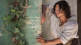 Black Sails: Luke Arnold in una scena del terzo episodio della prima stagione