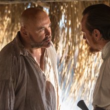 Black Sails: Toby Stephens e Mark Ryan in una scena del terzo episodio della prima stagione