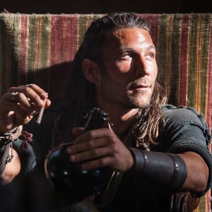 Black Sails: Zac McGowan in una scena del terzo episodio della prima stagione