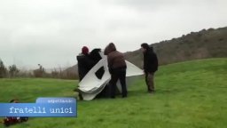 Come si monta una tenda sul set - Fratelli unici