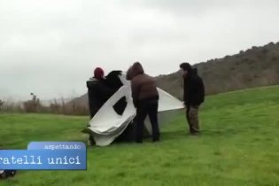 Come si monta una tenda sul set - Fratelli unici