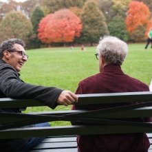 Gigolò per caso: Woody Allen insieme a un sorridente John Turturro in un momento del film