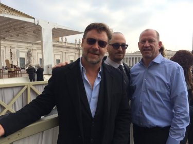 Noah: il regista Darren Aronofsky, Russell Crowe e il vicecapo della Paramount Rob Moore a San Pietro in occasione dell'incontro col Papa