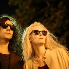 Only Lovers Left Alive: Tilda Swinton e Tom Hiddleston in un momento del film