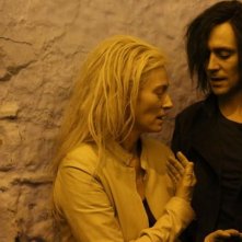 Only Lovers Left Alive: Tilda Swinton e Tom Hiddleston in una scena del film