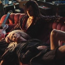 Only Lovers Left Alive: Tilda Swinton e Tom Hiddleston sdraiati sul divano