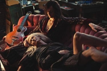 Only Lovers Left Alive: Tilda Swinton e Tom Hiddleston sdraiati sul divano