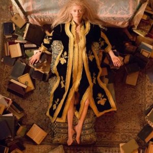 Only Lovers Left Alive: Tilda Swinton sdraiata sul letto e circondata da libri