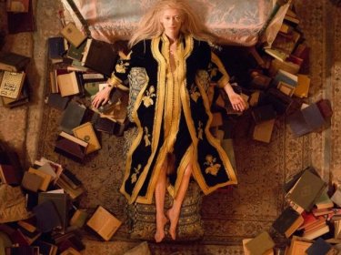 Only Lovers Left Alive: Tilda Swinton sdraiata sul letto e circondata da libri