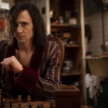 Only Lovers Left Alive: Tom Hiddleston con lo sguardo corrucciato di fronte a una scacchiera